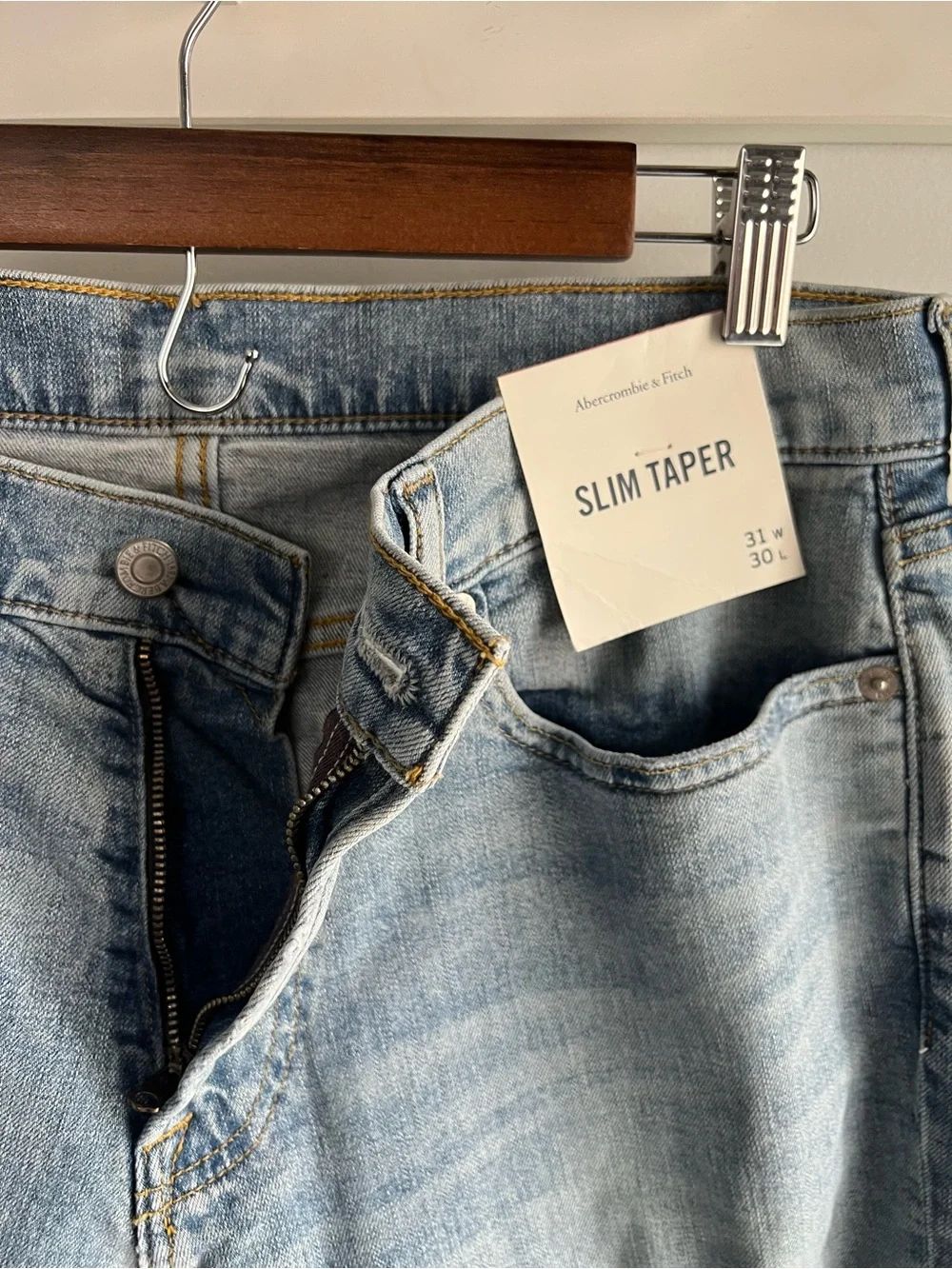 NWT Abercrombie & Fitch Slim Taper Jeans 31x30 Light Wash Distressed Stretch